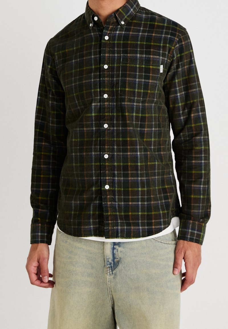 Knopfhemd aus Flanellstoff, mit einem dunkelblauen und grünen Karomuster, langen Ärmeln und einer Brusttasche.