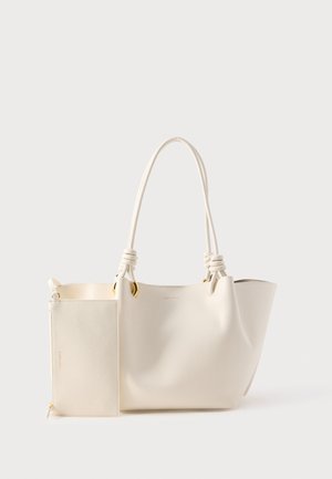 Bolso tote grande de cuero blanco con asas redondas, que incluye un pouch desmontable con cremallera. Acabado liso y texturizado, con sutiles detalles en dorado.