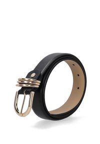 Zwarte leren riem met een goudkleurige metalen gesp en drie ronde accenten. Gladde textuur met zichtbare stiksels en meerdere gaatjes voor aanpassingen.