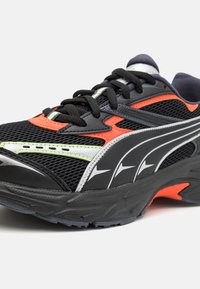 Puma MORPHIC - Cestná bežecká obuv - black/redmazing