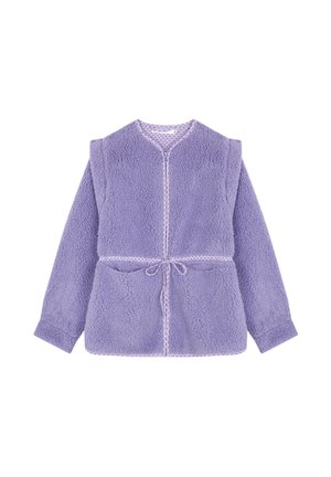 Viininpunainen fleece-takki, jossa on vetoketjusulkija, pitkät hihat, kiristettävä vyötärö ja kontrastivärinen teksturoitu reunus taskujen ja reunan ympärillä.