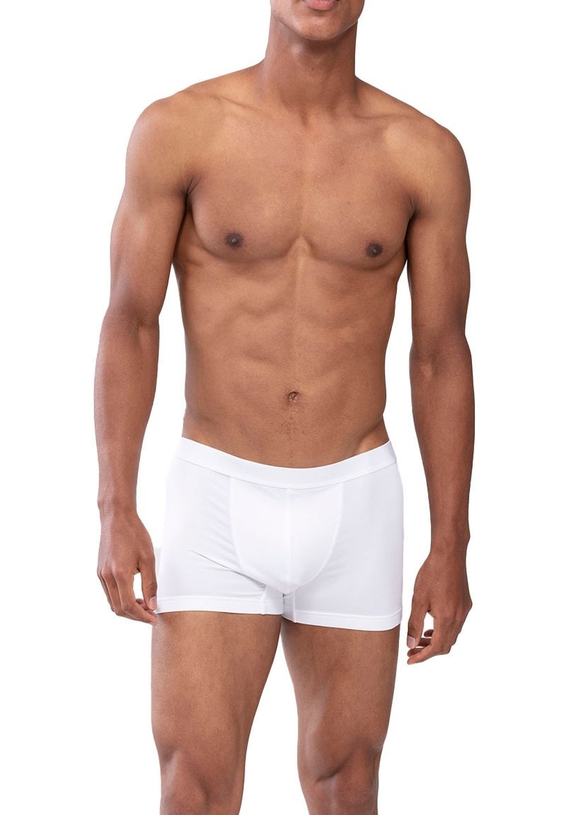 Vita boxertrosor i ett stretchigt, slätt material. Har en åtsittande design och en elastisk midja. Inga mönster eller synlig branding.