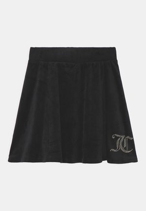 Zwarte fluwelen miniskirt met een uitlopende design, voorzien van een decoratief strass-logo aan de onderzijde rechts. Glad, zacht textuur.