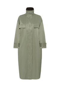 Long manteau vert olive avec col montant, deux poches à rabat sur la poitrine et poignets ajustables avec boutons-pression, fabriqué en tissu lisse.