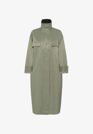 Garš olīvu zaļš mētelis ar augstu apkakli, divām krūšu kabatām ar atlokiem un regulējamām aprocēm ar spiedpogām, izgatavots no gludas auduma.