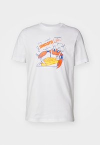 Maglietta bianca di cotone con un granchio chef disegnato in stile cartoon che tiene un cucchiaio, testo grafico con la scritta "SMOOTH Like..." e un panetto di burro.