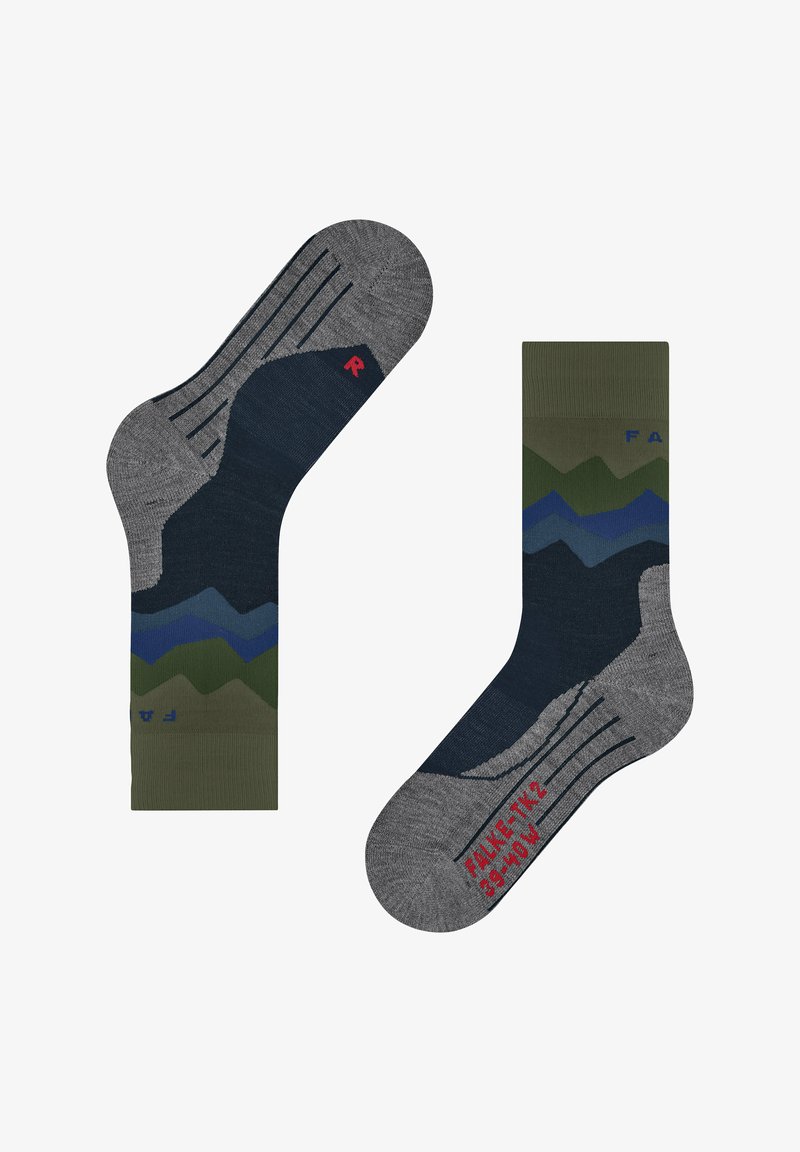 Ein Paar Mid-Calf-Socken mit Bergmuster in Grün, Blau und Grau, ausgestattet mit verstärkten Fersen, Zehen und Maßangaben in rotem Text.