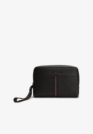 Schwarze, strukturiert geprägte Lederhandgelenktasche mit einem vertikalen rot-weiß-blauen Streifen und einem Schlaufenhenkel auf der linken Seite.