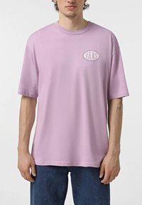 Vans SPRAY  - Camiseta estampada - violett