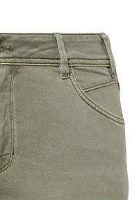 s.Oliver MID RISE - Jeans fuselé - salbeigrün