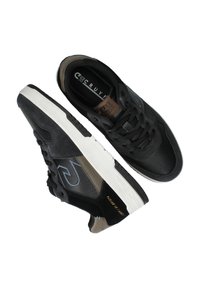 Zwarte sport sneakers met een bovenwerk van suede en mesh, voorzien van een gestructureerde zool, grijze accenten en een bruin merkembleem aan de binnenkant.