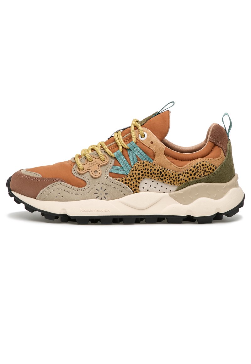 Sneaker multicolore con una combinazione di suede marrone, beige e verde, con accenti di lacci blu, suola testurizzata e dettagli perforati.