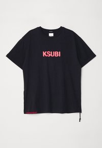 Černé bavlněné tričko s vyšívaným nápisem "KSUBI" v růžové barvě na hrudi a červeným textem "NO ONE BELIEVES ME" na lemu.