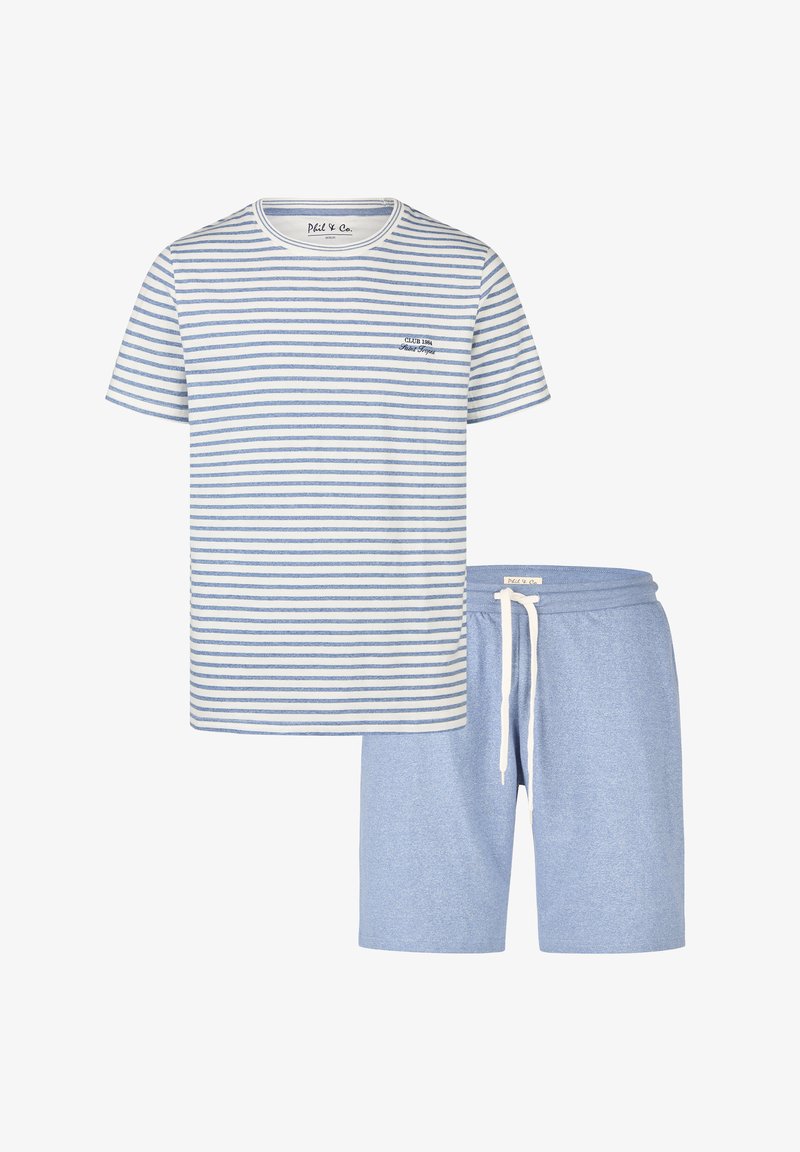 Camiseta de manga corta a rayas en azul claro y blanco con cuello redondo; combinada con pantalones cortos azul con cordón de ajuste, hechos de una tela suave.