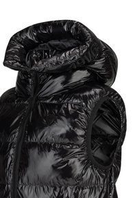 Schwarze ärmellose Steppweste mit glänzender Oberfläche, hohem Kragen, Frontreißverschluss und weichem Stoffgefühl. Mit einem Logo-Detail am Kragen.