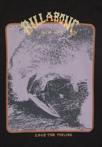 T-shirt nera con grafica viola di un surfista, contornata in arancione. Il testo riporta "Billabong Since 1973" e "Know the Feeling."