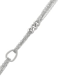 Collana in argento a più filamenti con anelli ovali e grandi che si intrecciano su uno sfondo bianco.