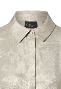 Hemd mit Kragen, in hellbeige Metallic-Optik, mit verdeckter Knopfleiste und einem dekorativen quadratischen Kristallknopf am Kragen.