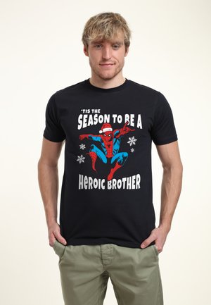 Camiseta negra de algodón con un gráfico de Spider-Man en rojo y azul con un gorro de Navidad, y texto que dice " ¡ES LA TEMPORADA DE SER UN HERMANO HEROICO! "