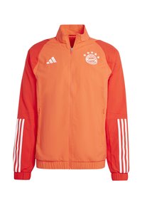 Chaqueta ligera de color naranja con cierre de cremallera, logo del FC Bayern Munich, tres franjas blancas en cada manga y puños elásticos.
