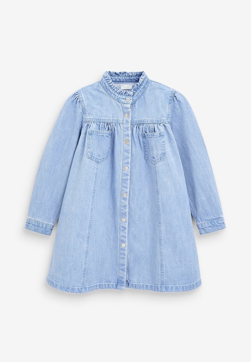 Robe longue en denim bleu clair à manches longues avec fermeture à boutons devant, col haut à volants, deux poches poitrine et détails froncés au yoke.