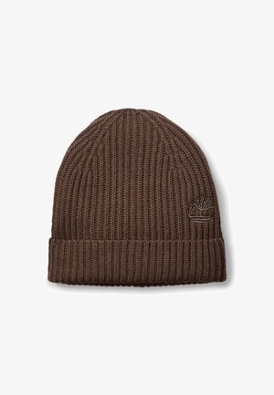 Brun strikket hue med ribbet struktur, der har en foldet manchet og et broderet logo på siden. Sidder tætsiddende på hovedet.