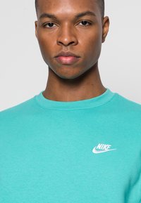 Nike Sportswear CRW - Sweatshirt com capuz - washed teal/white