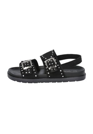 Sandalias de ante negro con dos correas anchas, adornos de tachuelas plateados, grandes hebillas de metal y una suela de goma negra texturizada.