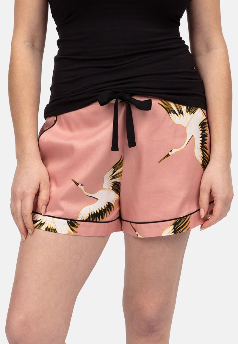 Roze shorts met kraanafdruk, zwarte bies en een taillekoord. Gemaakt van zachte stof, met een relaxte pasvorm en een gladde textuur.