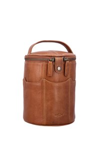 Hnedá kožená valcová taška so zipsovým uzáverom, horným rukoväťou a dvoma bočnými vreckami. Hladká textúra s jemnými detailmi šitia.