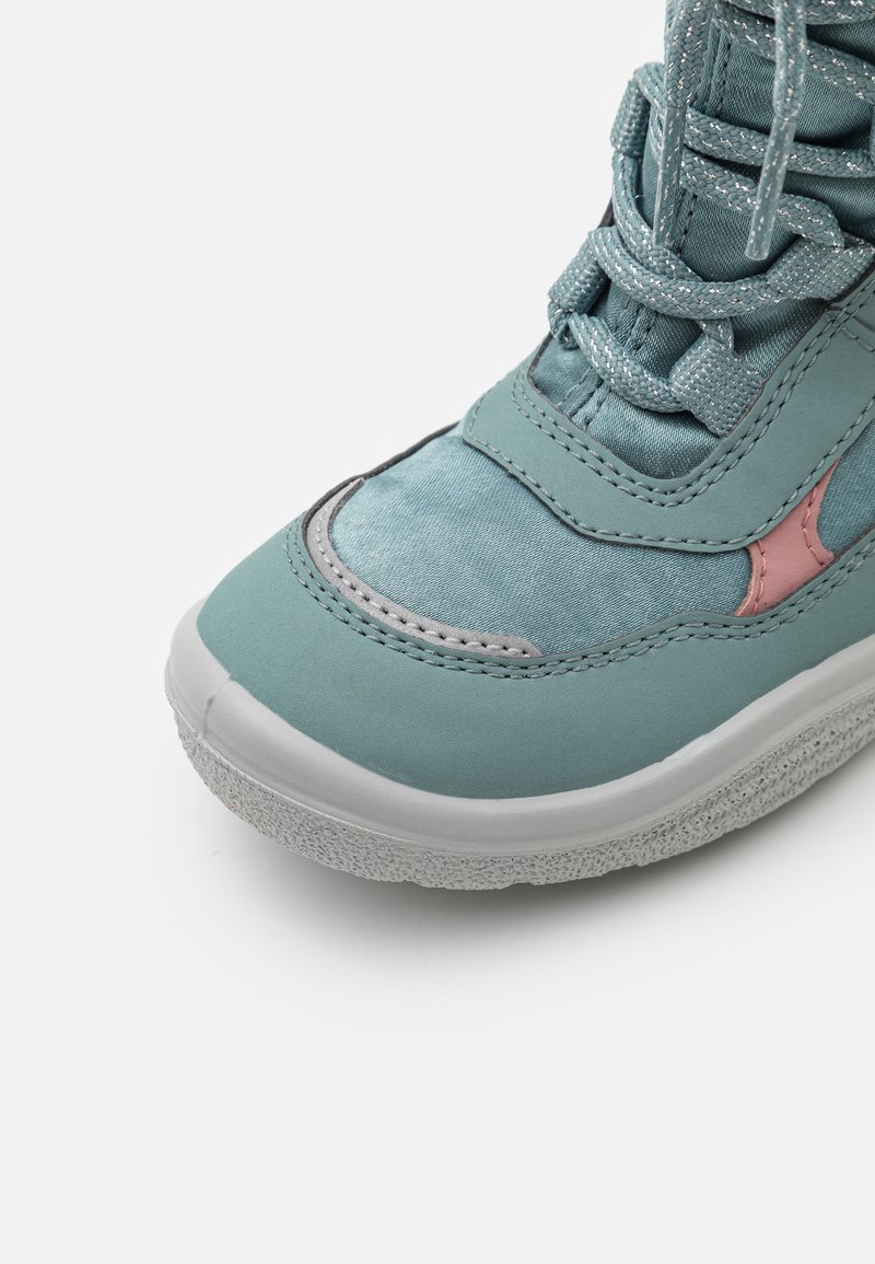 Türkise Sneaker mit einem glatten Obermaterial aus Stoff, Gummisohle und grauen Akzenten. Verfügt über graue Schnürsenkel und ein dezentes pinkes Element nahe dem Knöchel.