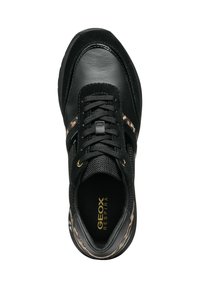 Scarpa sportiva nera caratterizzata da un mix di materiali in pelle e mesh, punta rotonda, chiusura con lacci e dettagli in stampa leopardata sui lati.