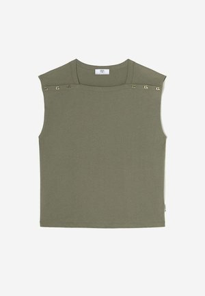 Top sans manches en coton vert avec un col arrondi, accents décoratifs dorés sur les épaules et une ourlet droit. Texture douce et coupe décontractée.