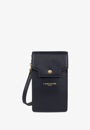 Sac en cuir marine pour smartphone avec fermeture à rabat, bouton-pression doré et logo de la marque embossé à l'avant. Comprend une sangle détachable.