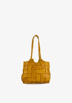 Žlutá kožená taška typu tote s patchworkovým designem a dlouhými pletenými úchyty, označená "Venezia" na přední straně.