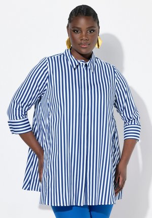 Camisa abotonada a rayas azul y blanca con cuello, mangas tres cuartos y una silueta ligeramente acampanada. Textura de tela suave.