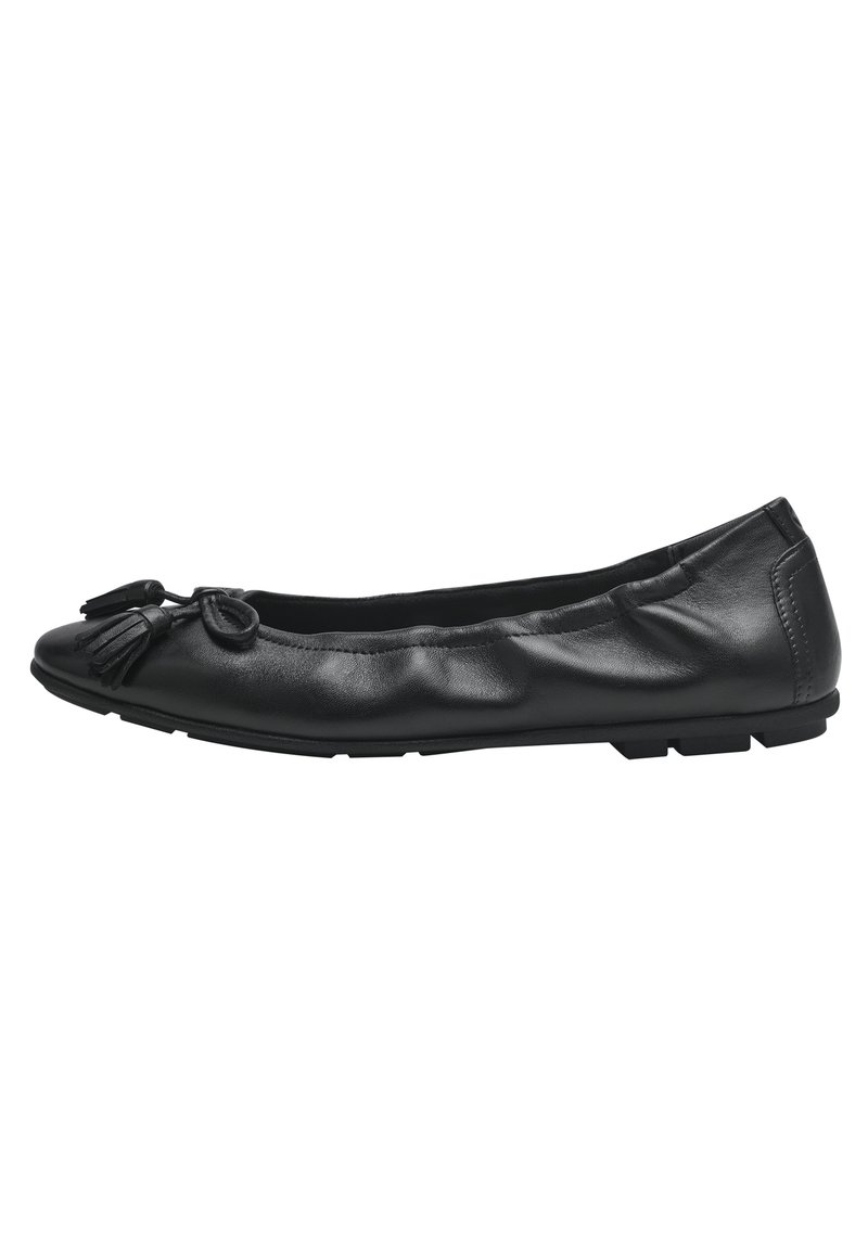 Ballerine in pelle nera con punta arrotondata, dettagli arricciati e un fiocco decorativo con frange. La suola piatta offre supporto a profilo basso.
