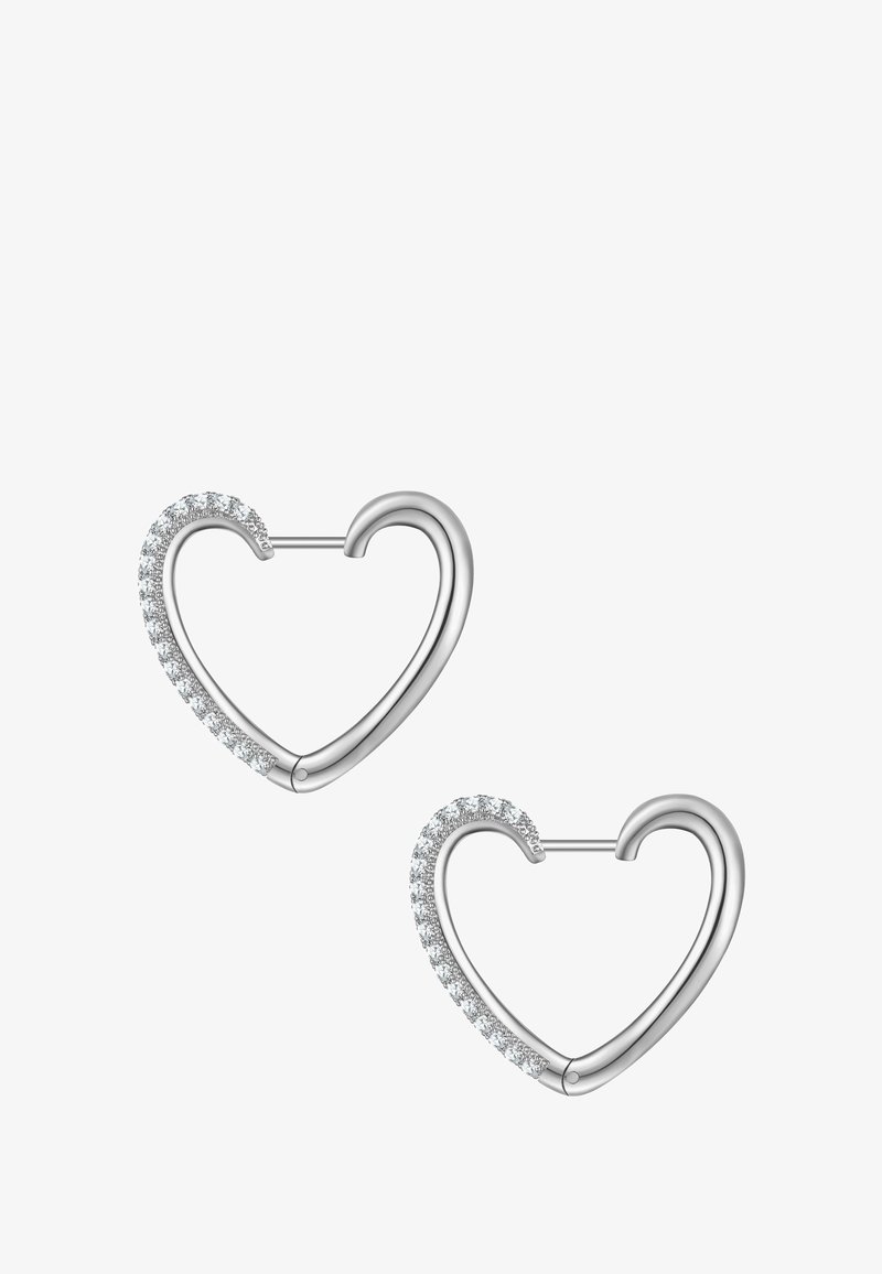 Širdies formos sidabriniai auskarai, pasižymintys lygiu paviršiumi ir puikuojami mažais, skaidriais akmenukais palei vieną kraštą.