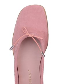 Roze suède ballerina met een afgeronde vierkante neus, een strik met metalen uiteinden en een gevoerde binnenzool met gouden merktekst.