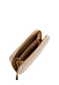 Cartera de cuero beige con un diseño acolchado, cremalleras doradas y múltiples compartimentos para tarjetas y efectivo, que muestra una textura suave.