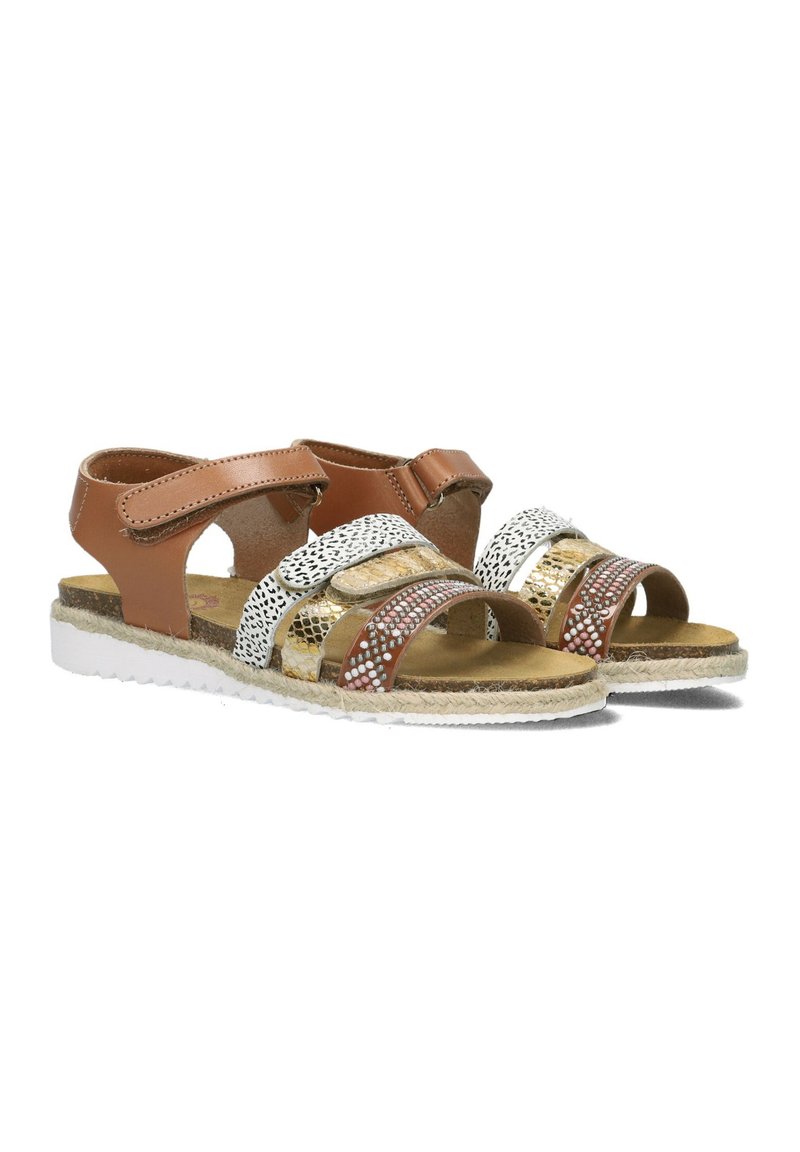 Braune Leder-Sandalen mit Klettverschluss, offenen Seiten, gewebten weißen und braunen Akzenten, strukturierter Innensohle und weißer Gummisohle.