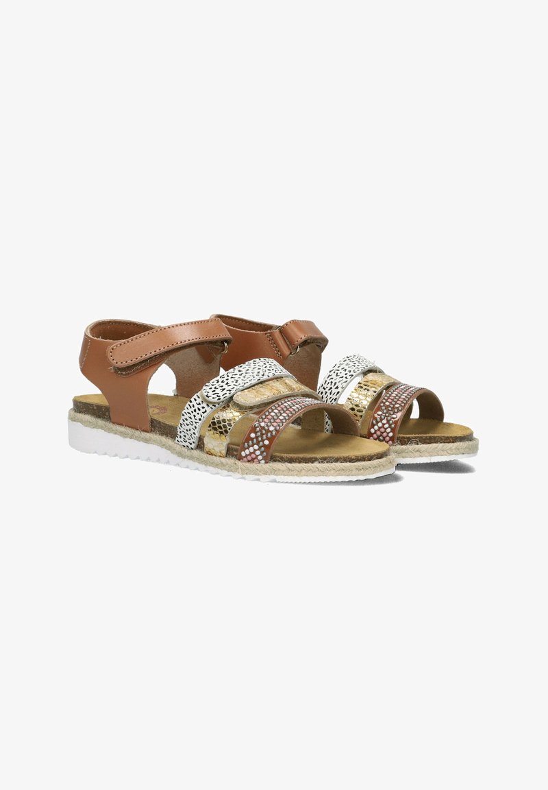 Sandales en cuir marron avec une sangle Velcro, côtés ouverts, accents tressés blancs et marron, semelle intérieure texturée et semelle extérieure en caoutchouc blanc.