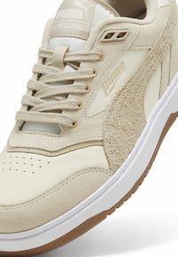 Puma DOUBLECOURT UTILITY UNISEX - Sneakers basse - sugared almond putty white