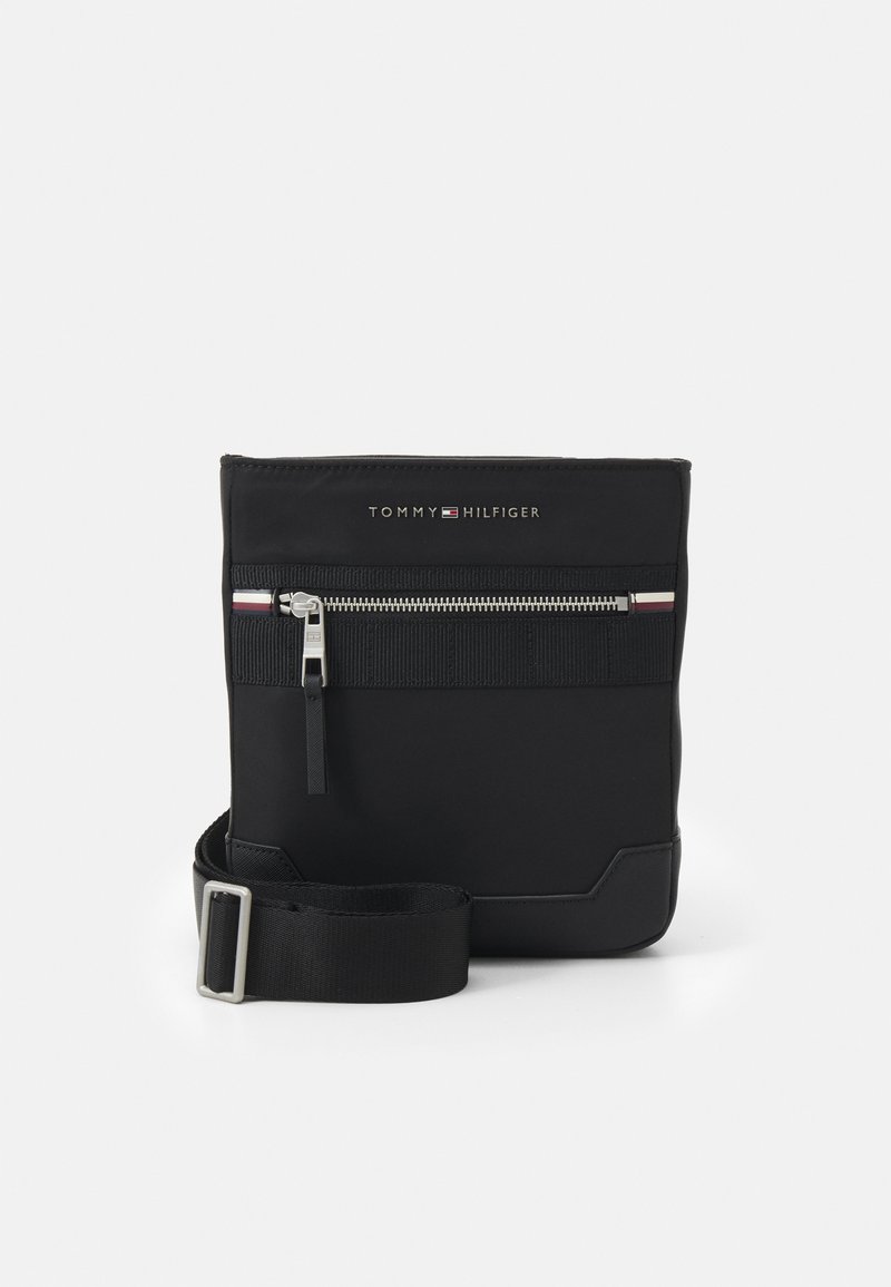 Borsa a pochette nera in nylon con chiusura a zip, dotata di tasca frontale, tracolla regolabile e logo del brand sulla parte superiore.