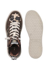 Braune Turnschuhe mit einem Obermaterial aus Leopardenmuster, strukturiertem Wildleder, beiger Gummisohle und beigen Schnürsenkeln. Branding auf der Zunge sichtbar.