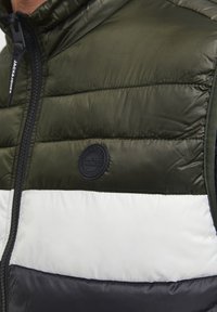 Jack & Jones HERO BODYWARMER COLLAR - Chaleco - rosin