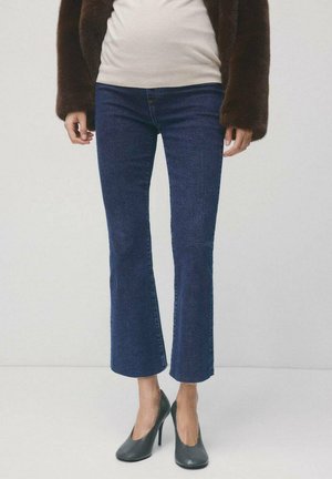 Granatowe dzwony jeansowe wykonane z gładkiego denimu. Połączone z czarnymi szpilkami o spiczastym nosku.