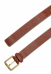 Barna bőr öv fehér varrással, arany téglalap alakú csattal és több állítható lyukkal egy fehér háttéren.