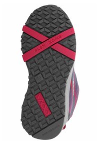 Sole in gomma nera con una texture antiscivolo, caratterizzata da una striscia rossa "FLEX ZONE" e dal logo "VADO". Forma sagomata per la flessibilità.
