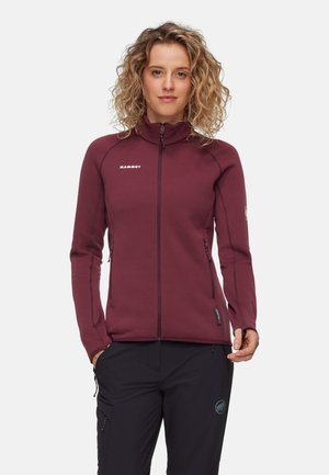 Bordeaux fleece jack met hoge kraag, ritszakken en contrasterende stiksels; gladde textuur en aansluitend ontwerp voor warmte en flexibiliteit.